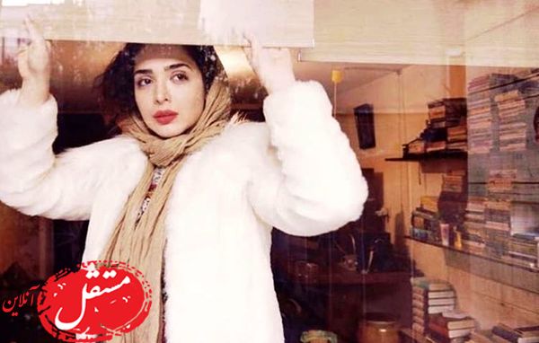 المیرا دهقانی در اتاق پر از کتابش + عکس