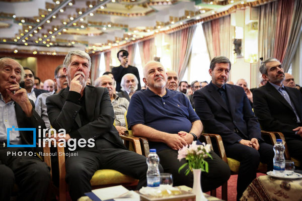 تیپ جدید محمدجواد ظریف با تیشرت در یک مراسم