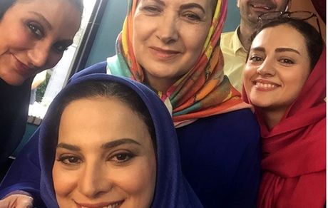 سلفی روشنک عجمیان در پشت صحنه  + عکس