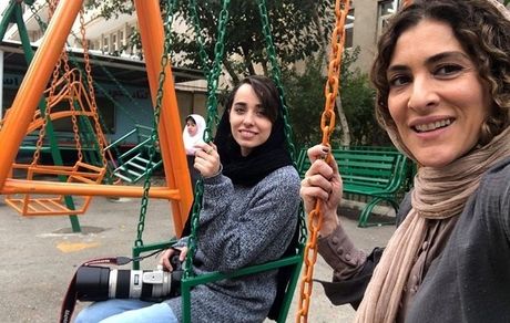 تاب بازی کردن خانم بازیگر با دوستش + عکس