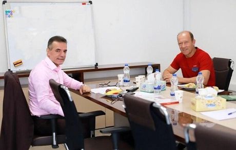 کالدرون در جلسه با مدیرعامل پرسپولیس چه میکند؟