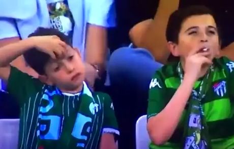 سیگار کشیدن کودک ۱۰ ساله جنجالی شد +عکس 