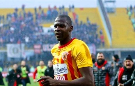 مهاجم استقلال با سرمربی پرسپولیس دیدار کرد 