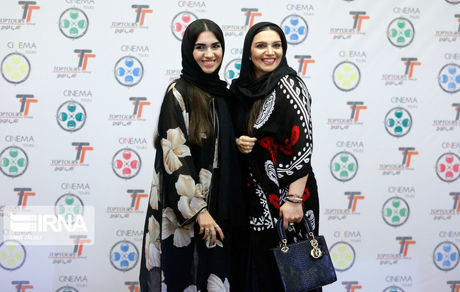 خانم بازیگر با لباس کُردی در کنار دخترش+ عکس