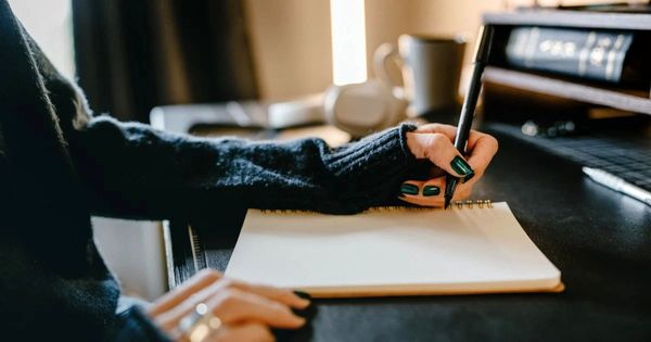 چگونه سریع‌تر بنویسیم: 15 روش مفید برای دانش‌آموزان!

