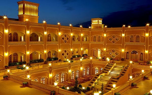 چطور در نوسانات قیمتی، هوشمندانه ویلا اجاره کنیم؟ راهنمای انتخاب اقامتگاه از خزر تا خلیج فارس