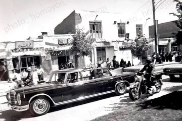 تصویری از  محمدرضا پهلوی با مرسدس بنز ۶۰۰ پولمن لیموزین