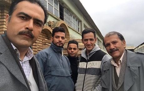 بازیگر وارش در کنار عوامل پشت صحنه + عکس