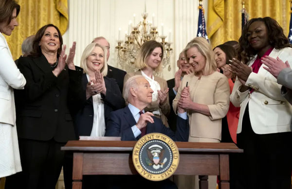 امضای قانون منع خشونت جنسی علیه زنان در کاخ سفید/ یونایتدپرس