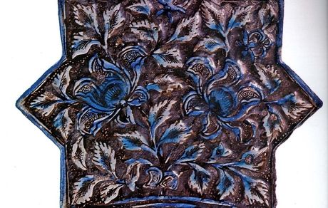 تصویری حیرت‌انگیز از یک کاشی هشت گوش مربوط به قرن هفتم هجری