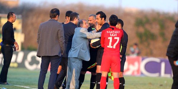 کمک داور بازی پرسپولیس و شهرداری ماهشهر با بانداژ سر به زمین بازگشت +تصاویر