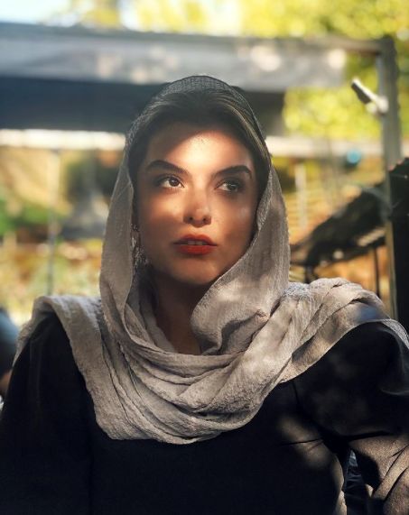 دنیا مدنی موهایش را در چشم مخاطب فرو کرد + فیلم