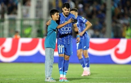 سلفی با ستاره استقلال وسط بازی!