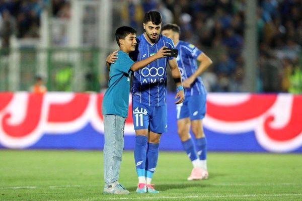 سلفی با ستاره استقلال وسط بازی!