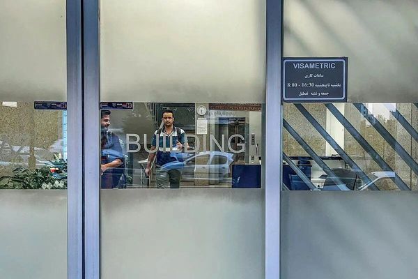 کلاهبرداران جلوی سفارت آلمان، متقاضیان ویزای کار را سرکیسه می کنند!