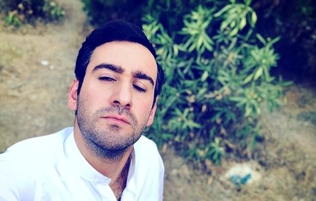 سلفی آقای بازیگر با چشمان بسته + عکس