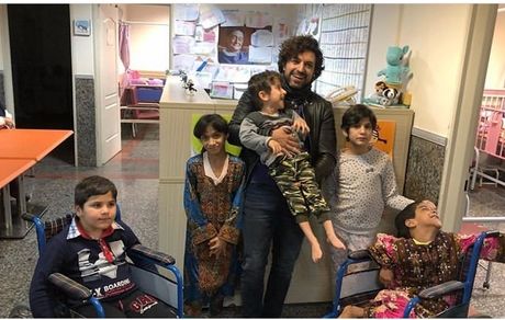 اشکان خطیبی در جمع کودکان معلول +عکس