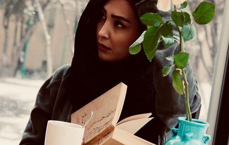 کتابخوانی خانم بازیگر در کافه + عکس
