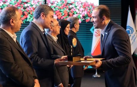 درخشش نخبگان بیمه دی در سی‌ویکمین همایش ملی و دوازدهمین همایش بین‌المللی بیمه و توسعه
