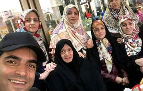 منوچهر هادی در کنار مادر و خواهرانش + عکس