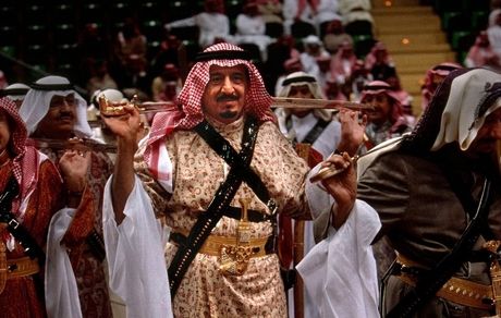 ملک سلمان، پادشاه عربستان در حال رقص شمشیر