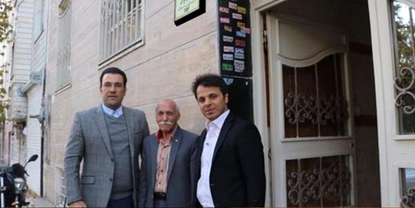 نصب پلاک افتخار بر سردرب منزل دو المپین وزنه برداری و کشتی