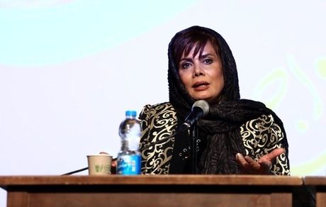 همسر حسین پاکدل روی تریبون + عکس