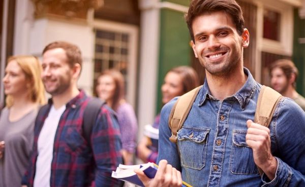 دانشجوهای ایرانی در اروپا و کانادا بدون حساب بین‌المللی چطور گیر می‌افتند؟ تجربیات واقعی  1404

