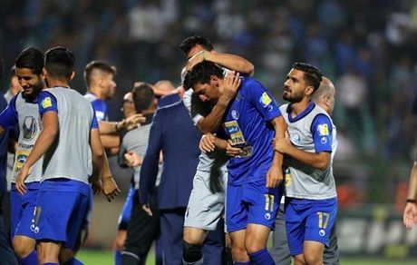 لگد مهاجم استقلال به کلمن  بعد از تعویض +عکس