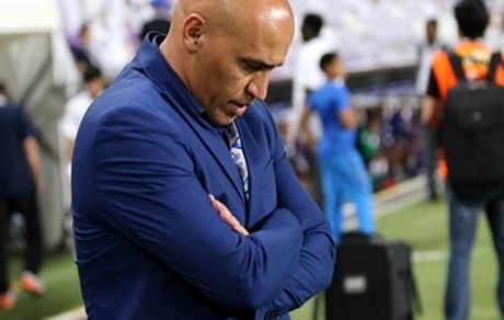 شعار هواداران ذوب‌آهن علیه منصوریان