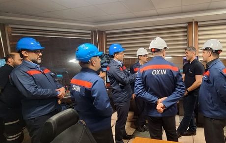 بازدید سرزده مدیر عامل شرکت فولاد اکسین خوزستان از خط تولید و گفتگو با کارکنان