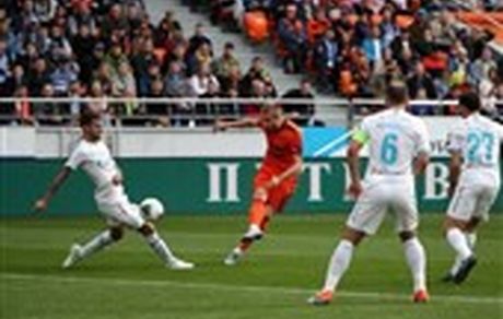 زنیت با گل و پاس گل سردار آزمون برد و به صدر بازگشت 