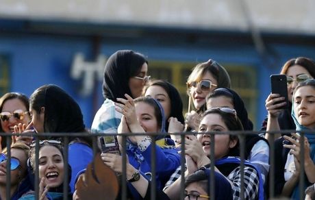استقلال- مس کرمان با حضور 500 هوادار خانم؟