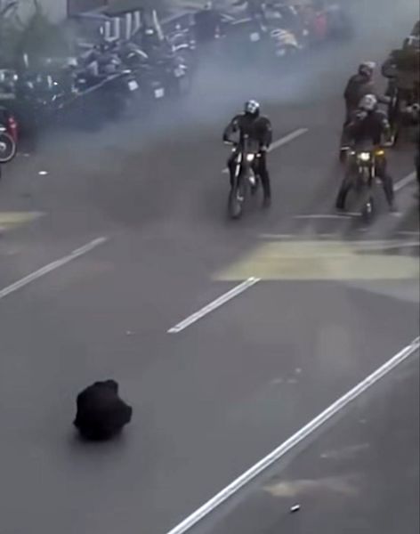 تصویری از اعتراضات امروز؛ یک معترض در برابر گارد ویژه