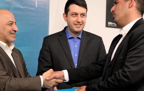 از جاری شدن اشک شوق برنده زنجانی تا باور نکردن برنده شدن شهروند ایلامی/ جوایز برندگان جشنواره عید تا عید بیمه دی اهدا شد