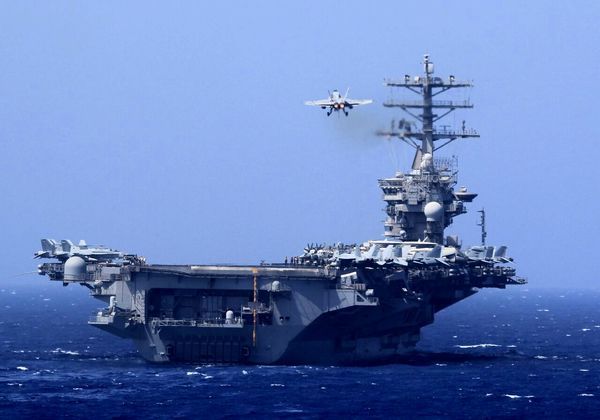 تحلیلگر آمریکایی: حضور ناوها در نزدیکی ایران اهرم فشار نیست / ترامپ در حال سازماندهی برای حمله‌ای بزرگ است!