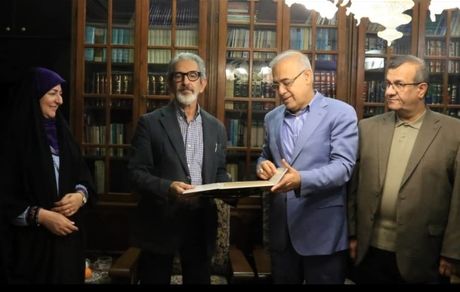 اهدای نشان «خادم فرهنگی استان هرمزگان» به شهریار مشیری