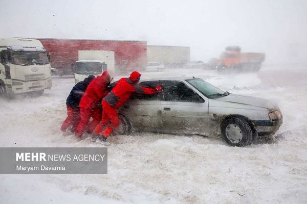 امدادرسانی به خودروهای گرفتار در برف گردنه امین الله بجنورد