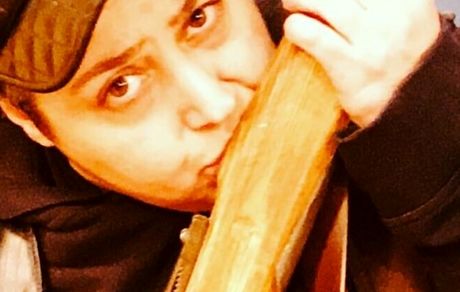 بوسه شهره لرستانی بر تفنگ + عکس