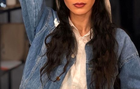 تصویری از ژست دل فریب مونا فرجاد