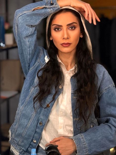 تصویری از ژست دل فریب مونا فرجاد