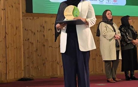 تجلیل از دکتر آناهید رضایی به‌عنوان بانوی نامی حوزه سلامت روان کشور در اجلاس کشوری