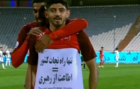 هدیه خانواده شهید به بازیکن پرسپولیس 