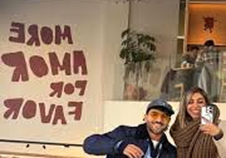 تصویری از تهران‌گردی عابدزاده و خواهرش در تعطیلات