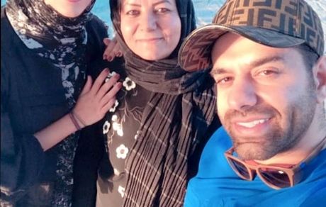 رضا بهرام در کنار خواهر و مادرش + عکس