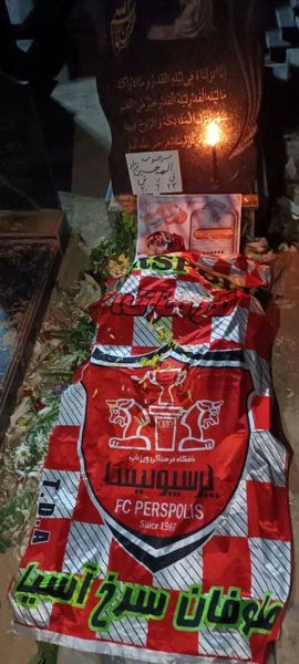 عکسی از مزار الهه‌ حسین‌ نژاد با پرچم پرسپولیس