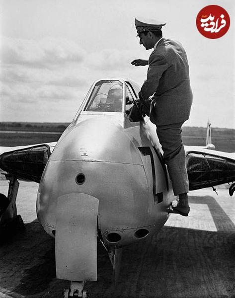 محمدرضا پهلوی در حال تست یک جنگنده انگلیسی