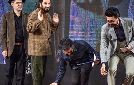 تعظیم آقایون بازیگر روی صحنه + عکس