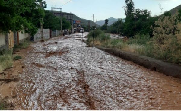 باران در یک روستای دماوند سیل به راه انداخت