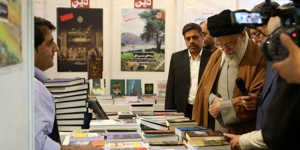 رهبر انقلاب: باید مساله‌ی کاغذ را حل کرد| وزیر فرهنگ و وزیر صنعت بنشینند و این مساله را حل کنند
